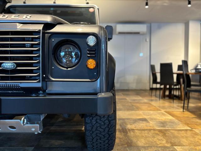 ディフェンダー  110 XS 2.2 TDCi 最終モデル 新並ワンオーナー 社外18インチAW NARDIステアリング RECAROシート  カラードシートベルト ホワイトコントラストルーフ 純正サンルーフ(18枚目)