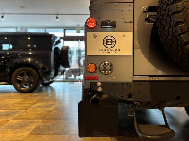 ディフェンダー  110 XS 2.2 TDCi 最終モデル 新並ワンオーナー 社外18インチAW NARDIステアリング RECAROシート  カラードシートベルト ホワイトコントラストルーフ 純正サンルーフ(19枚目)