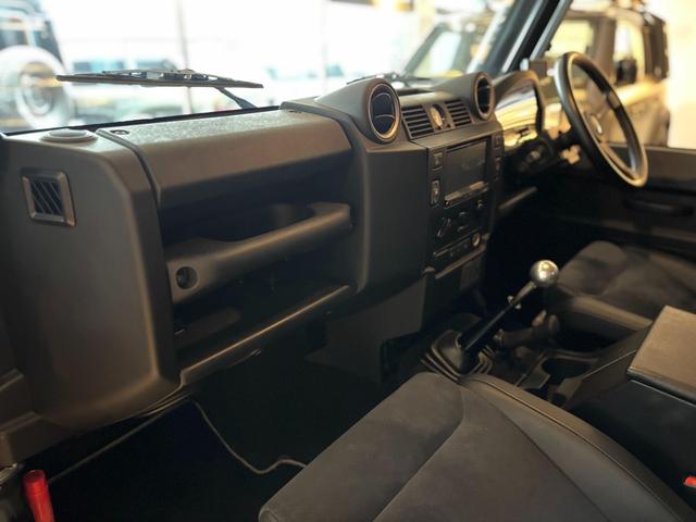 ディフェンダー  110 XS 2.2 TDCi 最終モデル 新並ワンオーナー 社外18インチAW NARDIステアリング RECAROシート  カラードシートベルト ホワイトコントラストルーフ 純正サンルーフ(24枚目)