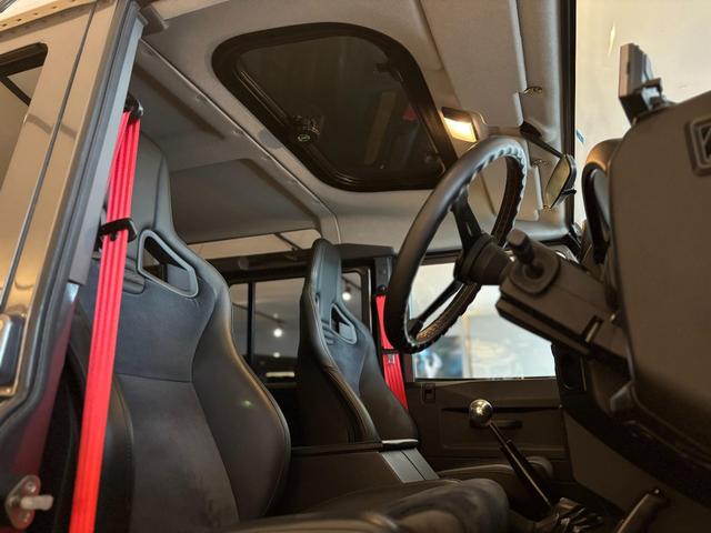ディフェンダー  110 XS 2.2 TDCi 最終モデル 新並ワンオーナー 社外18インチAW NARDIステアリング RECAROシート  カラードシートベルト ホワイトコントラストルーフ 純正サンルーフ(26枚目)