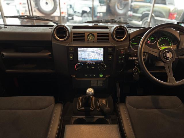 ディフェンダー  110 XS 2.2 TDCi 最終モデル 新並ワンオーナー 社外18インチAW NARDIステアリング RECAROシート  カラードシートベルト ホワイトコントラストルーフ 純正サンルーフ(32枚目)