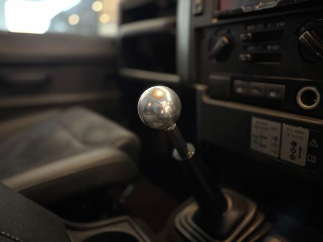 ディフェンダー  110 XS 2.2 TDCi 最終モデル 新並ワンオーナー 社外18インチAW NARDIステアリング RECAROシート  カラードシートベルト ホワイトコントラストルーフ 純正サンルーフ(36枚目)