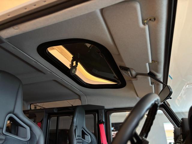 ディフェンダー  110 XS 2.2 TDCi 最終モデル 新並ワンオーナー 社外18インチAW NARDIステアリング RECAROシート  カラードシートベルト ホワイトコントラストルーフ 純正サンルーフ(40枚目)