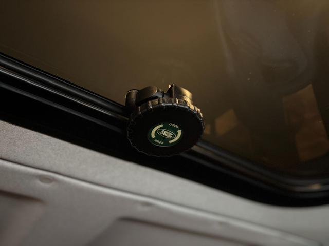 ディフェンダー  110 XS 2.2 TDCi 最終モデル 新並ワンオーナー 社外18インチAW NARDIステアリング RECAROシート  カラードシートベルト ホワイトコントラストルーフ 純正サンルーフ(41枚目)