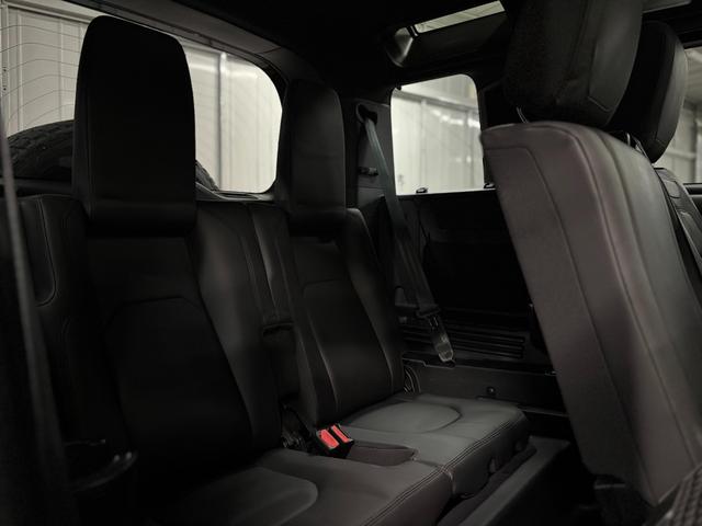 ディフェンダー 110X-ダイナミックHSE D300 ディーゼルターボ 4WD 3列シート7人乗り 20インチ“スタイル5098” スライディングパノラミックルーフ MERIDIAN 保証書 取説 記録簿 スペアキー(17枚目)