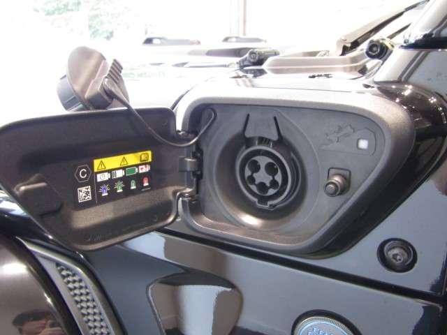 ジープ・ラングラーアンリミテッド４ｘｅ ルビコン４ｘｅ　認定中古車　弊社試乗車　禁煙車　ディーラー車　レザーシート　ＡｐｐｌｅＣａｒＰｌａｙ　ナビ付　ＥＴＣ２．０　アルミホイール　シートヒーター　ヒーテッドステアリングホイール　クロカン　ＡＣＣ機能（3枚目）