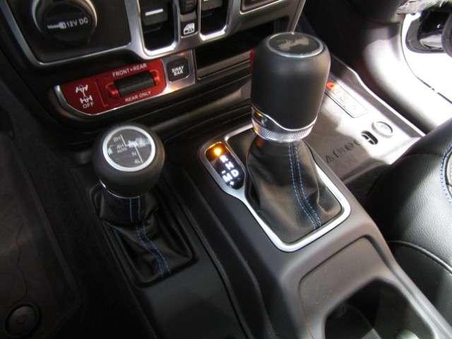 ジープ・ラングラーアンリミテッド４ｘｅ ルビコン４ｘｅ　認定中古車　弊社試乗車　禁煙車　ディーラー車　レザーシート　ＡｐｐｌｅＣａｒＰｌａｙ　ナビ付　ＥＴＣ２．０　アルミホイール　シートヒーター　ヒーテッドステアリングホイール　クロカン　ＡＣＣ機能（31枚目）