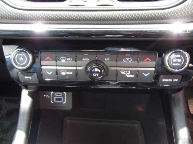 ジープ・コンパス ナイトイーグル 認定中古車 ハーフレザーシート AppleCarPlay ACC アルミホイール Rカメラ ナビ Uconnect ワンオーナー ACC機能 禁煙車(30枚目)