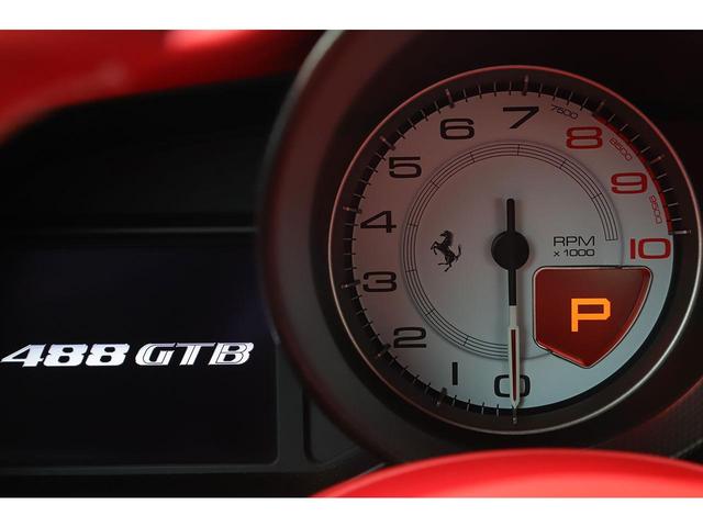 ４８８ＧＴＢ ベースグレード　ＬＥＤカーボンドライビングゾーン　ツートンぺイント　ロッソレザーインテリア　フロントリフト　ダイヤモンドリム２０インチＡＷ　カーボンエンジンカバー（11枚目）