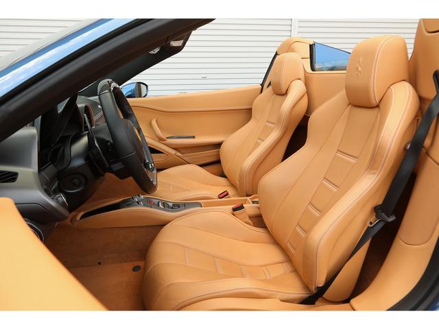 ４５８スパイダー ベースグレード　Ｆ１　ＤＣＴ　ブルーミラボー　クオイオレザー　カーボンドライビングゾーン＋ＬＥＤステアリング　２０インチ鍛造ＡＷ　正規ディーラー車（11枚目）