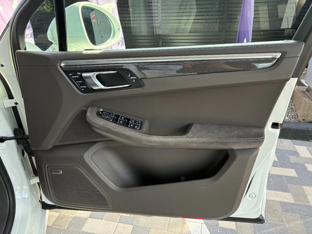 マカン マカンGTS スポーツクロノPKG パノラマルーフ 21インチAW BOSE スポーツエグゾースト シートメモリー エントリードライブ シートヒーター カーボンインテリアPKG TV PDLS+ 内装アルカンターラ(26枚目)