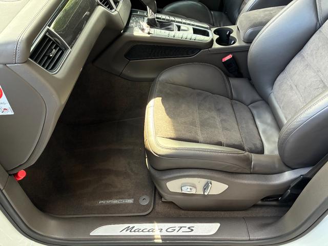 マカン マカンGTS スポーツクロノPKG パノラマルーフ 21インチAW BOSE スポーツエグゾースト シートメモリー エントリードライブ シートヒーター カーボンインテリアPKG TV PDLS+ 内装アルカンターラ(28枚目)