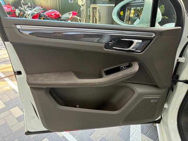 マカン マカンGTS スポーツクロノPKG パノラマルーフ 21インチAW BOSE スポーツエグゾースト シートメモリー エントリードライブ シートヒーター カーボンインテリアPKG TV PDLS+ 内装アルカンターラ(30枚目)