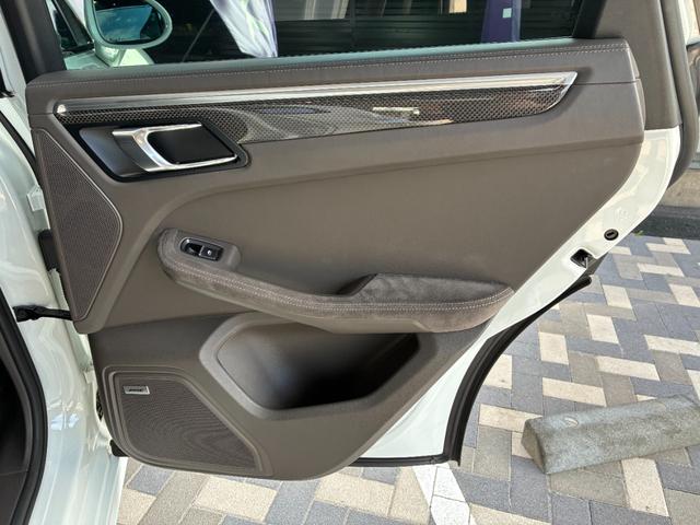 マカン マカンGTS スポーツクロノPKG パノラマルーフ 21インチAW BOSE スポーツエグゾースト シートメモリー エントリードライブ シートヒーター カーボンインテリアPKG TV PDLS+ 内装アルカンターラ(34枚目)
