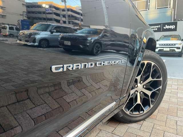 車名ロゴと純正２１インチホイール