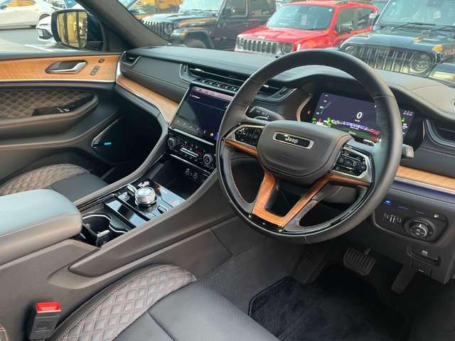 ブラックレザーとウッドのコンビが堪りません。