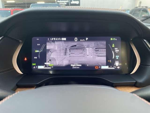 フルカラーのモニターは様々な車両情報を表示可能。