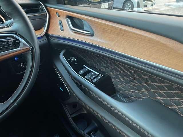 ドアパネルもレザーとウッドの組み合わせでおしゃれです。