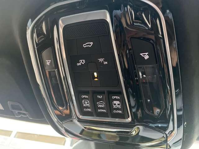 デュアルペインパノラミックサンルーフの開閉ボタンは前席頭上にございます。