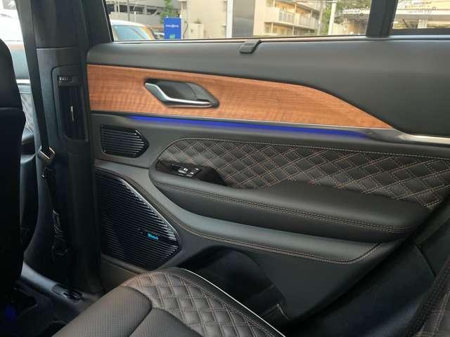 ドアパネルもレザーとウッドの組み合わせでおしゃれです。