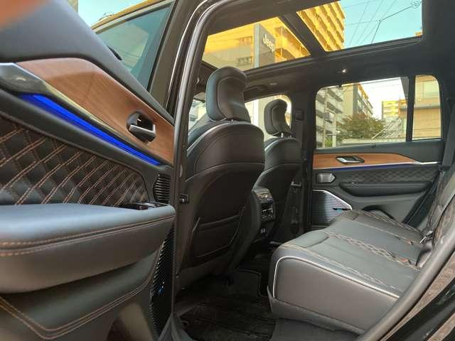 後部ドア開口状態。