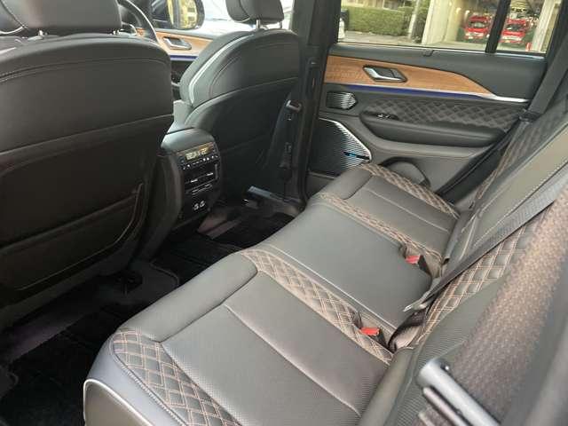 後部座席のレザーシートも大きく座り心地良いです。