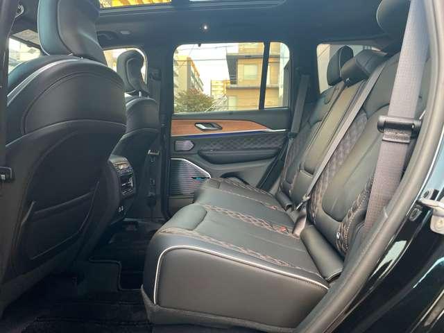 後部座席の足元も広く快適です。