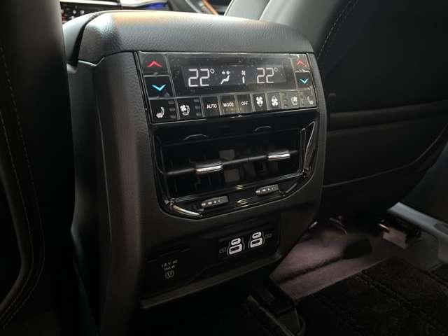 後部座席にもシートヒーター、ベンチレーション、ＵＳＢポートを装備。快適です。