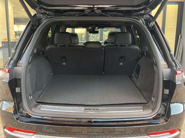 開口部の広いトランクルーム。積み重ねての収納が可能です。