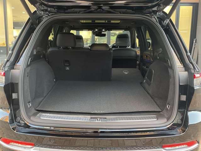 後部座席を片側だけ前に倒し長物を積載でます。