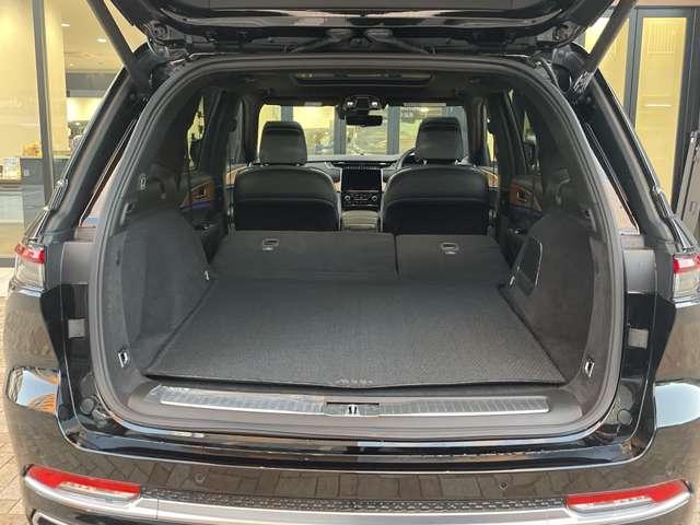 後部座席を前方にすべて倒すことにより広々としたカーゴスペースとして利用できます。