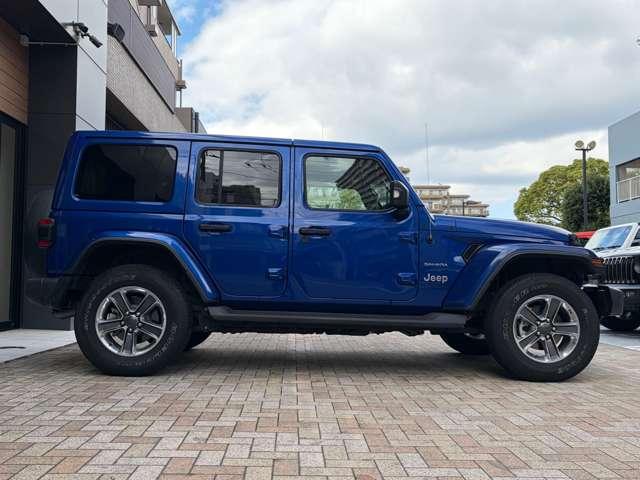 ジープ・ラングラーアンリミテッド サハラ　ワンオーナー　認定中古車　２．０Ｌターボモデル　オーシャンブルーメタリック　テールレンズ・フロントデイライトベゼル　禁煙車（10枚目）