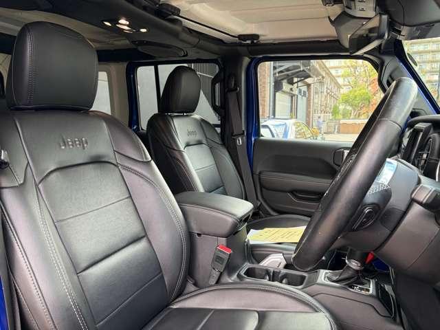 ジープ・ラングラーアンリミテッド サハラ　ワンオーナー　認定中古車　２．０Ｌターボモデル　オーシャンブルーメタリック　テールレンズ・フロントデイライトベゼル　禁煙車（17枚目）