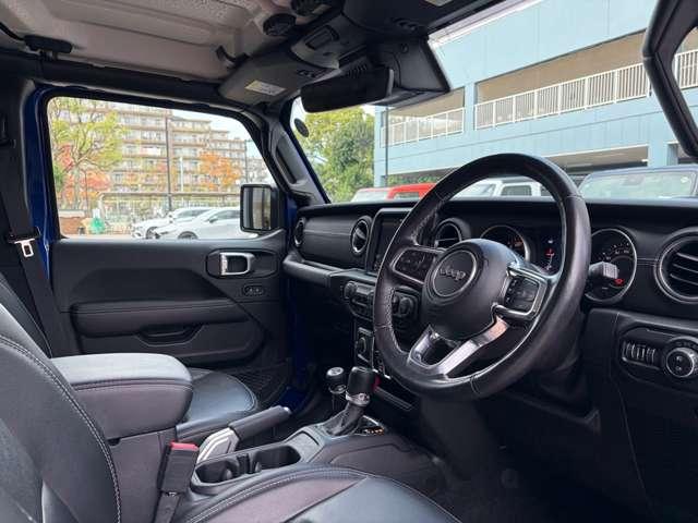ジープ・ラングラーアンリミテッド サハラ　ワンオーナー　認定中古車　２．０Ｌターボモデル　オーシャンブルーメタリック　テールレンズ・フロントデイライトベゼル　禁煙車（18枚目）