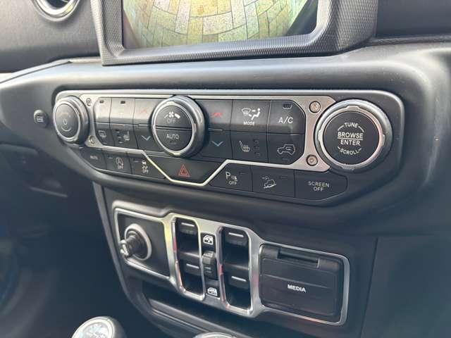 ジープ・ラングラーアンリミテッド サハラ　ワンオーナー　認定中古車　２．０Ｌターボモデル　オーシャンブルーメタリック　テールレンズ・フロントデイライトベゼル　禁煙車（23枚目）