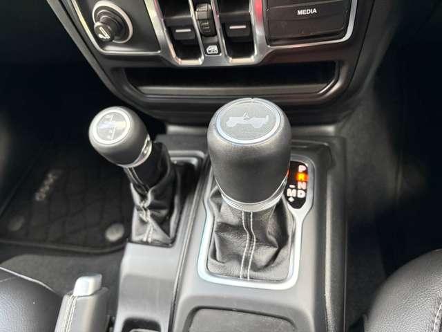 ジープ・ラングラーアンリミテッド サハラ　ワンオーナー　認定中古車　２．０Ｌターボモデル　オーシャンブルーメタリック　テールレンズ・フロントデイライトベゼル　禁煙車（24枚目）