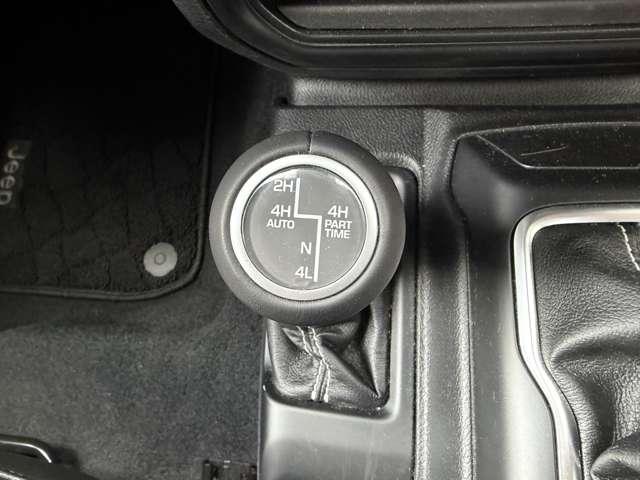 ジープ・ラングラーアンリミテッド サハラ　ワンオーナー　認定中古車　２．０Ｌターボモデル　オーシャンブルーメタリック　テールレンズ・フロントデイライトベゼル　禁煙車（26枚目）