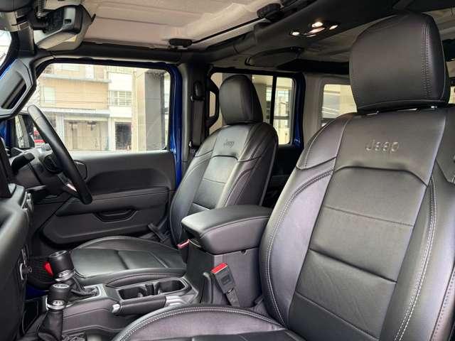 ジープ・ラングラーアンリミテッド サハラ　ワンオーナー　認定中古車　２．０Ｌターボモデル　オーシャンブルーメタリック　テールレンズ・フロントデイライトベゼル　禁煙車（28枚目）