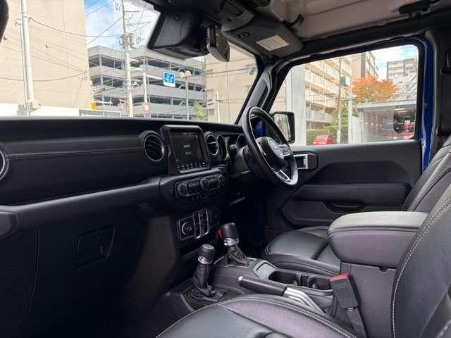 ジープ・ラングラーアンリミテッド サハラ　ワンオーナー　認定中古車　２．０Ｌターボモデル　オーシャンブルーメタリック　テールレンズ・フロントデイライトベゼル　禁煙車（29枚目）