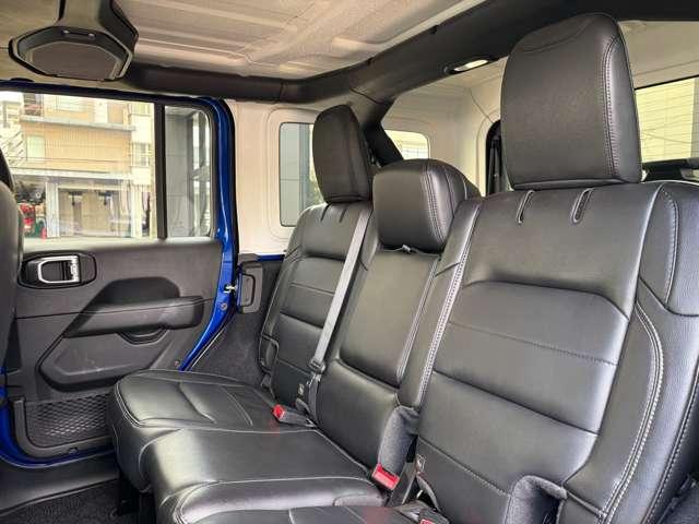 ジープ・ラングラーアンリミテッド サハラ　ワンオーナー　認定中古車　２．０Ｌターボモデル　オーシャンブルーメタリック　テールレンズ・フロントデイライトベゼル　禁煙車（30枚目）