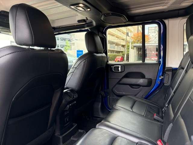 ジープ・ラングラーアンリミテッド サハラ　ワンオーナー　認定中古車　２．０Ｌターボモデル　オーシャンブルーメタリック　テールレンズ・フロントデイライトベゼル　禁煙車（31枚目）