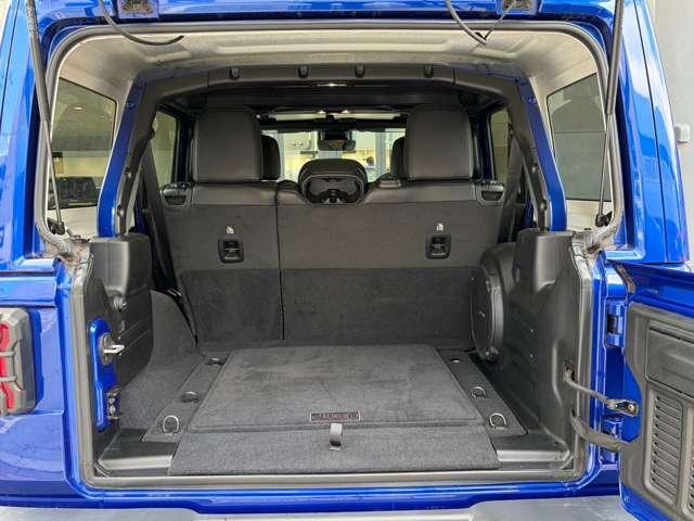 ジープ・ラングラーアンリミテッド サハラ　ワンオーナー　認定中古車　２．０Ｌターボモデル　オーシャンブルーメタリック　テールレンズ・フロントデイライトベゼル　禁煙車（33枚目）