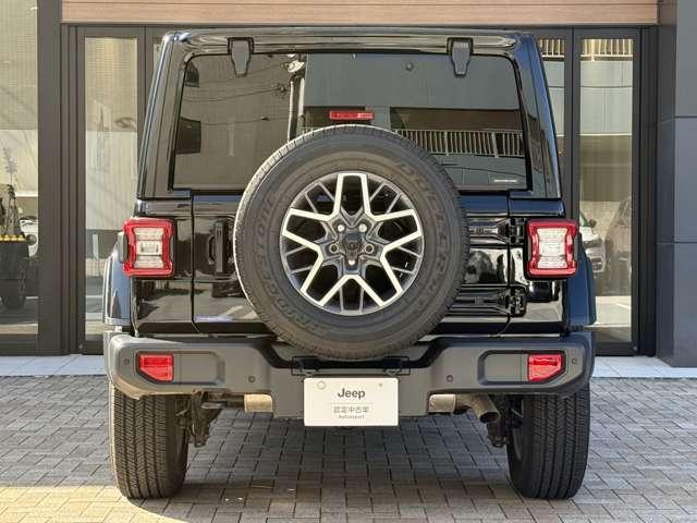 ジープ・ラングラーアンリミテッド サハラ　ワンオーナー　認定中古車　新車保証継承　純正ドライブレコーダー　２０２５後期モデル　ワイドスクリーンＵコネクト　電動パワーシートモデル　禁煙車（7枚目）