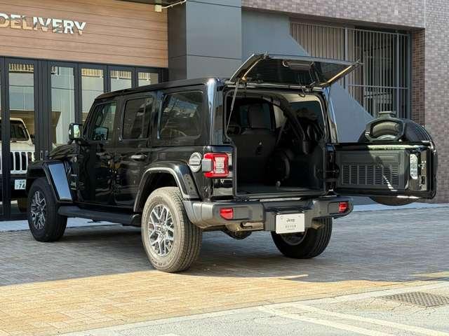 ジープ・ラングラーアンリミテッド サハラ　ワンオーナー　認定中古車　新車保証継承　純正ドライブレコーダー　２０２５後期モデル　ワイドスクリーンＵコネクト　電動パワーシートモデル　禁煙車（9枚目）