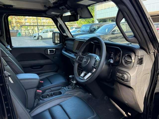 ジープ・ラングラーアンリミテッド サハラ　ワンオーナー　認定中古車　新車保証継承　純正ドライブレコーダー　２０２５後期モデル　ワイドスクリーンＵコネクト　電動パワーシートモデル　禁煙車（14枚目）