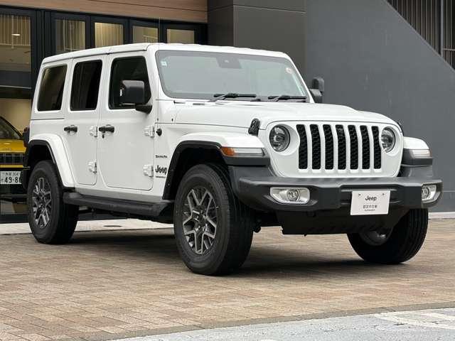 ジープ・ラングラーアンリミテッド サハラ　認定中古車　２．０Ｌターボモデル　前期最終モデル　フロント・サイドカメラ　ブラインドスポットモニター　シートヒーター・ハンドルヒーター　後期純正ホイール　禁煙車（2枚目）