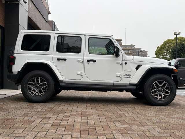 ジープ・ラングラーアンリミテッド サハラ　認定中古車　２．０Ｌターボモデル　前期最終モデル　フロント・サイドカメラ　ブラインドスポットモニター　シートヒーター・ハンドルヒーター　後期純正ホイール　禁煙車（10枚目）