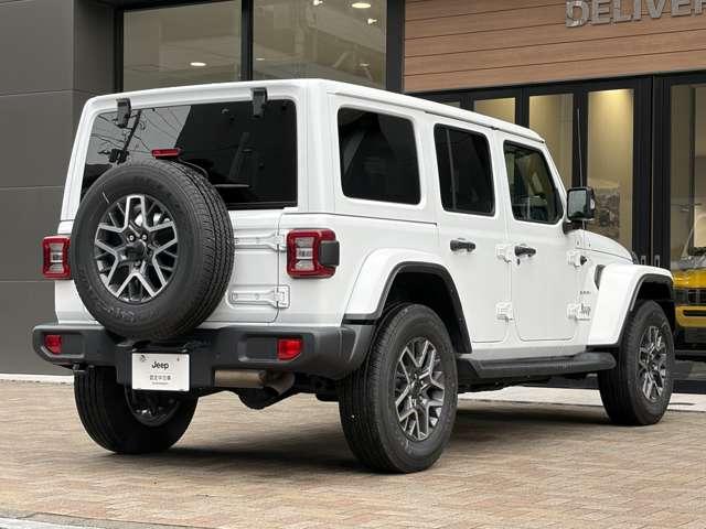 ジープ・ラングラーアンリミテッド サハラ　認定中古車　２．０Ｌターボモデル　前期最終モデル　フロント・サイドカメラ　ブラインドスポットモニター　シートヒーター・ハンドルヒーター　後期純正ホイール　禁煙車（11枚目）