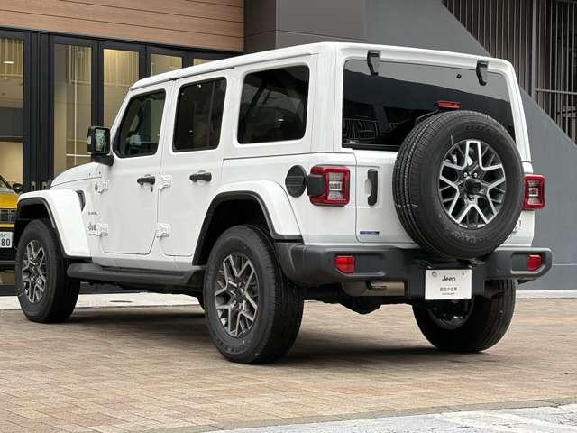 ジープ・ラングラーアンリミテッド サハラ　認定中古車　２．０Ｌターボモデル　前期最終モデル　フロント・サイドカメラ　ブラインドスポットモニター　シートヒーター・ハンドルヒーター　後期純正ホイール　禁煙車（13枚目）