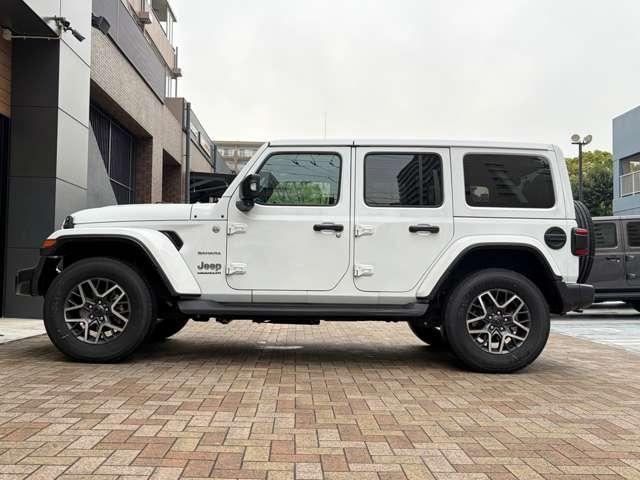 ジープ・ラングラーアンリミテッド サハラ　認定中古車　２．０Ｌターボモデル　前期最終モデル　フロント・サイドカメラ　ブラインドスポットモニター　シートヒーター・ハンドルヒーター　後期純正ホイール　禁煙車（14枚目）